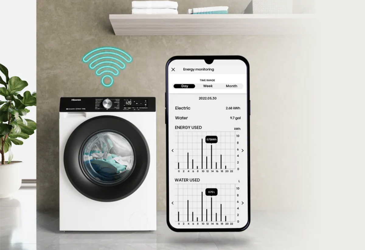 Απεικονίζεται το πλυντήριο σε λειτουργία. Δίπλα η εφαρμογή σε κινητό.